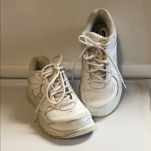 Newbalance white tennis shoes size 7 1/2